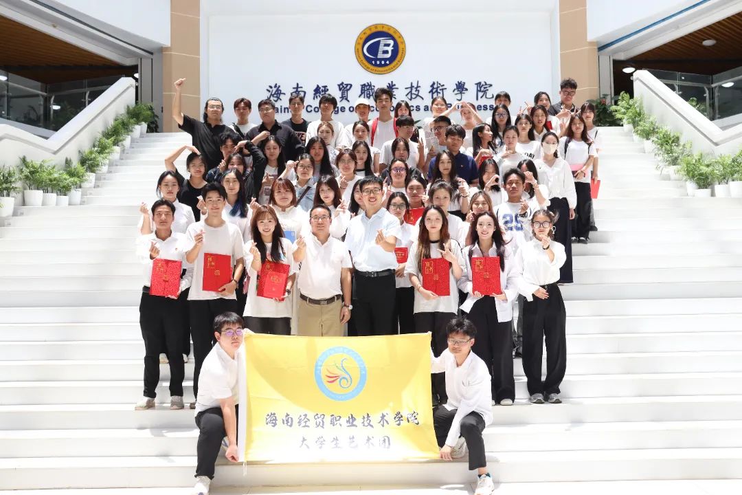 大学生艺术团.JPG
